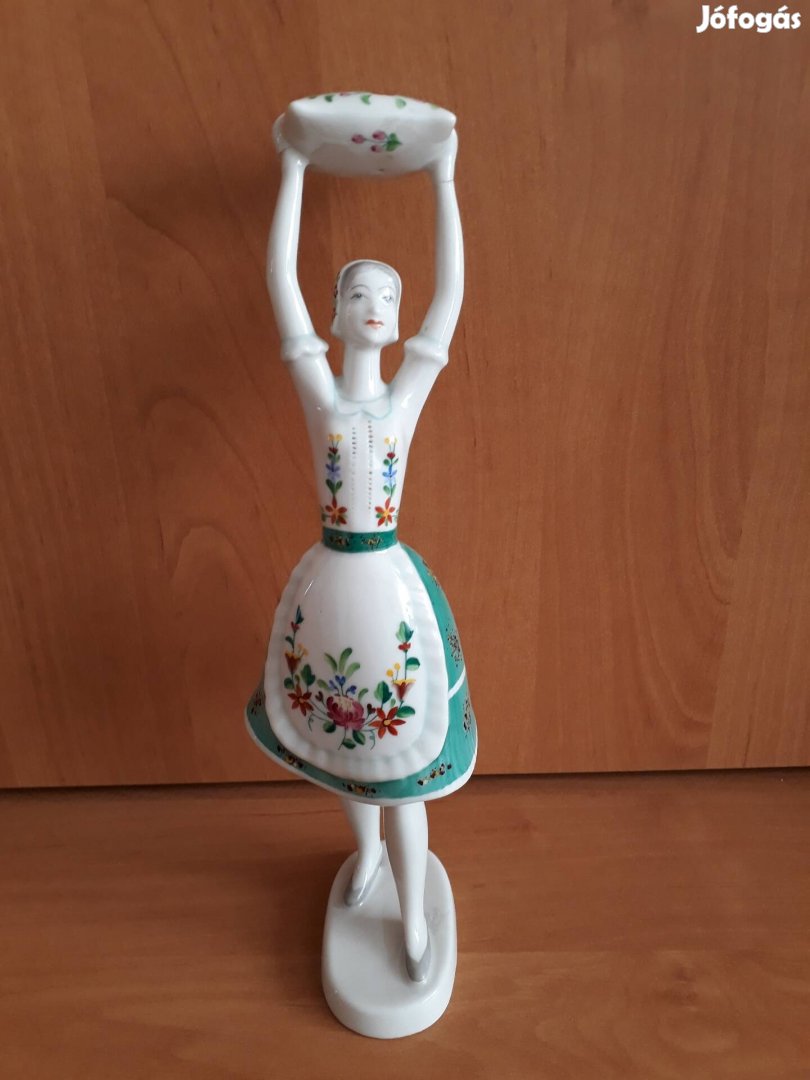 Hollóházi porcelán, hímzett párnát tartó lány