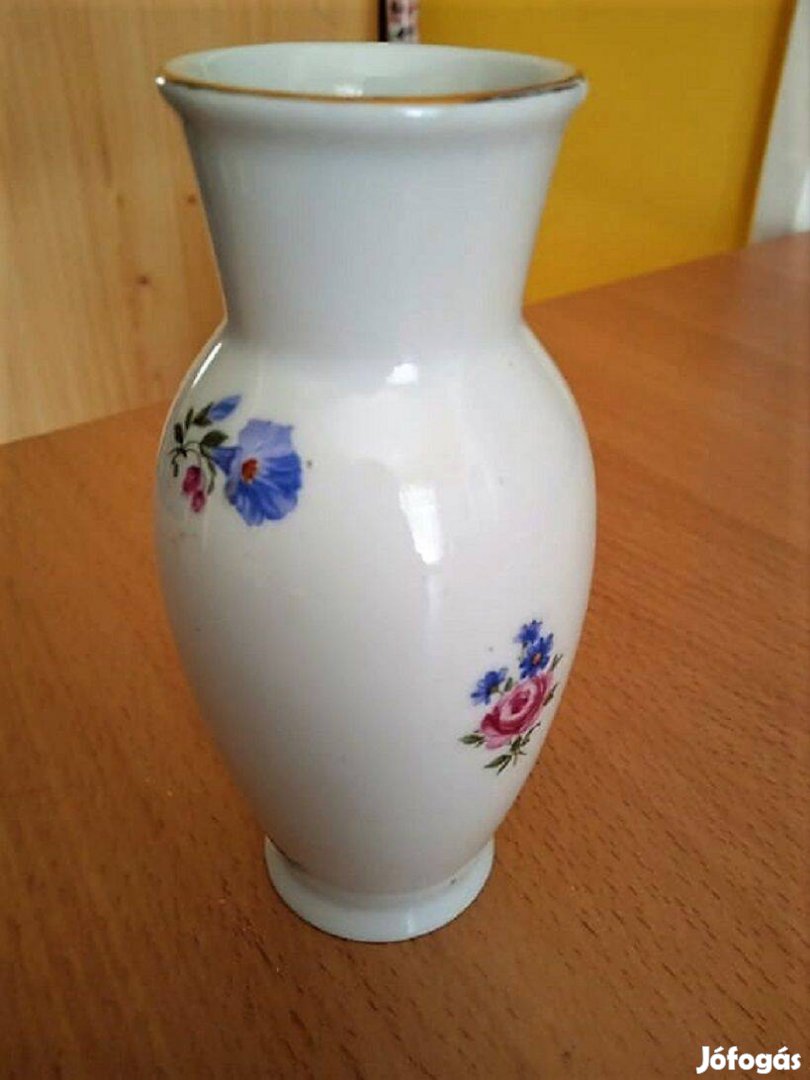 Hollóházi porcelán, kisméretű váza. Apró virágmintával