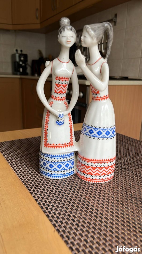 Hollóházi porcelán (pletykázó lányok)