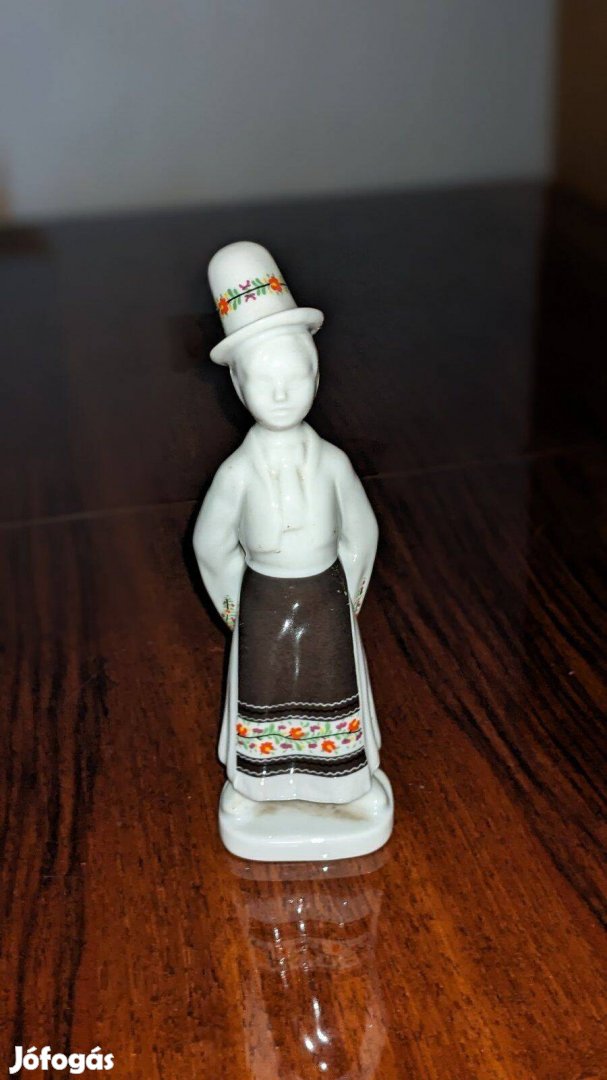 Hollóházi porcelán figura