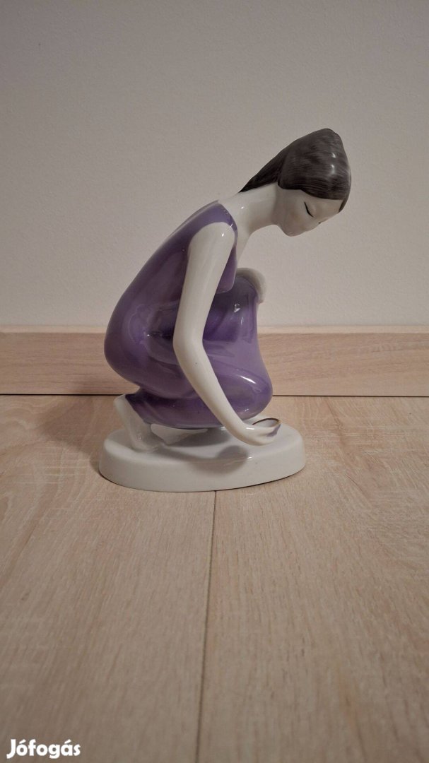 Hollóházi porcelán figura