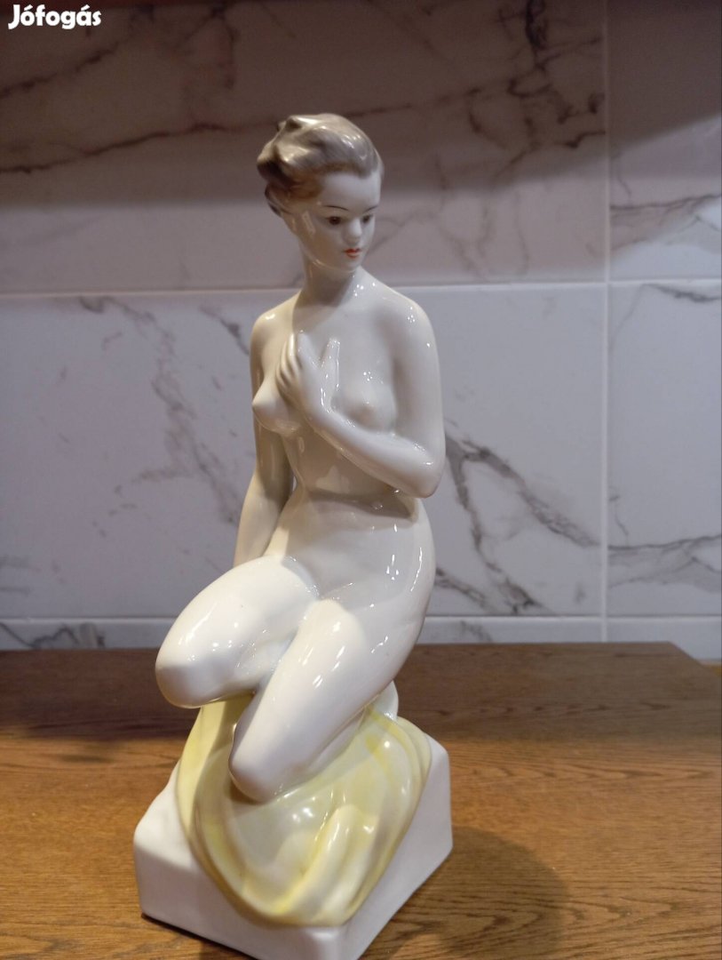 Hollóházi porcelán figura