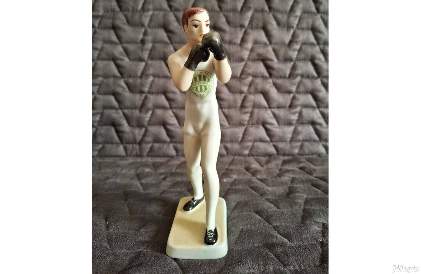 Hollóházi porcelán figura Fradi címerrel