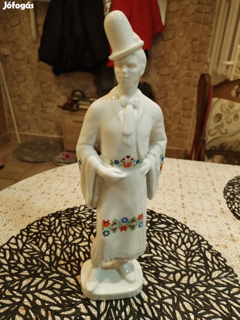 Hollóházi porcelán figura Matyó legény 