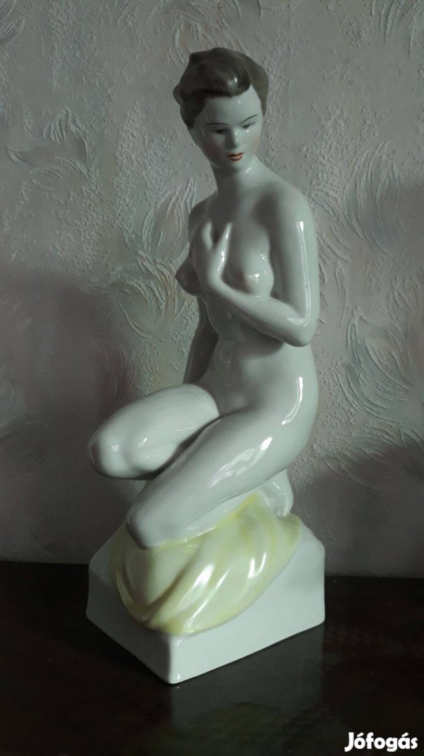 Hollóházi porcelán figura, térdelő női akt, kézzel festett