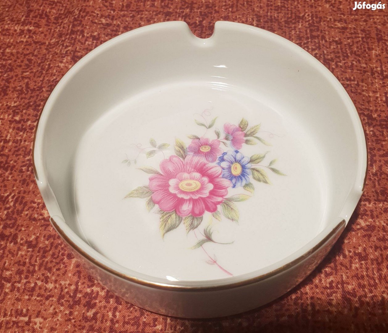 Hollóházi porcelán hamutártó. 10,5 cm átmerőjű