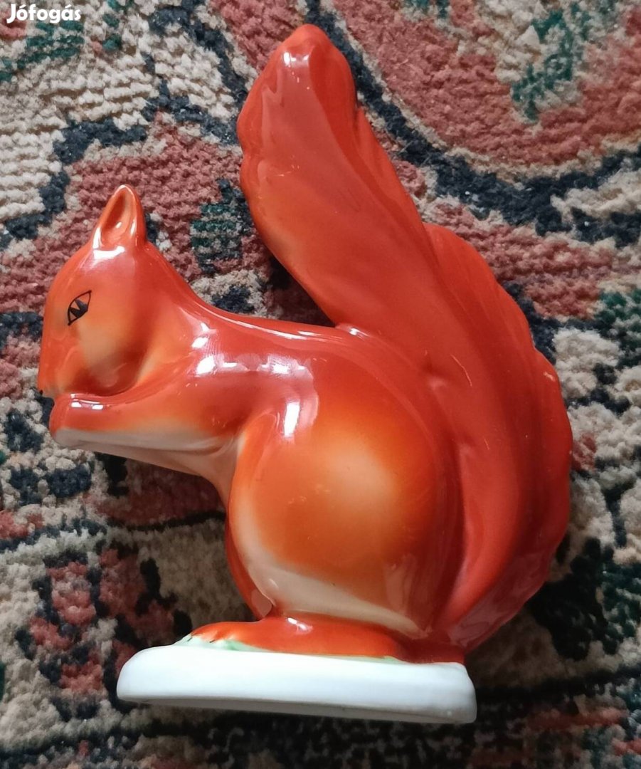Hollóházi porcelán mókus figura.