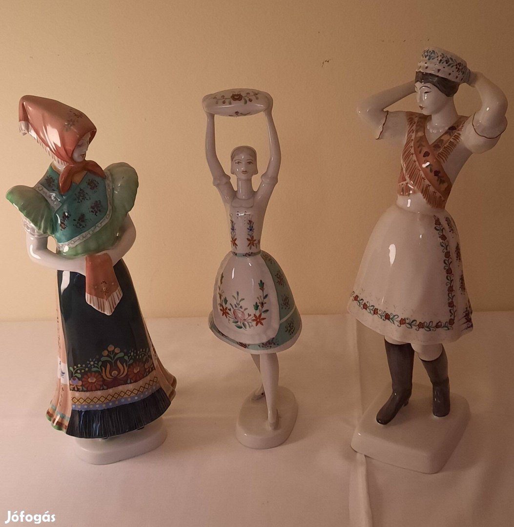 Hollóházi porcelán népviseletes női szobrok