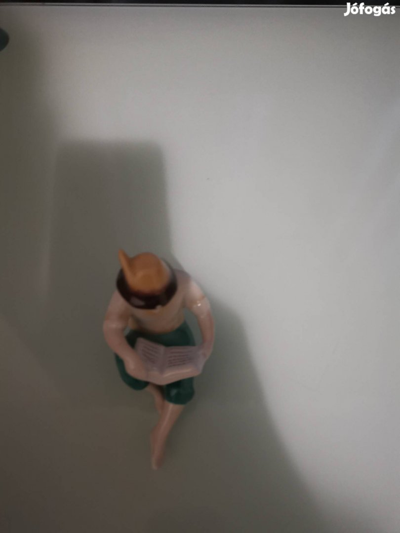 Hollóházi porcelán olvasó fiú figura