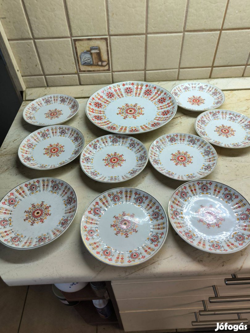 Hollóházi porcelán süteményes készlet eladó! 1 db kínáló, 9 db tányér