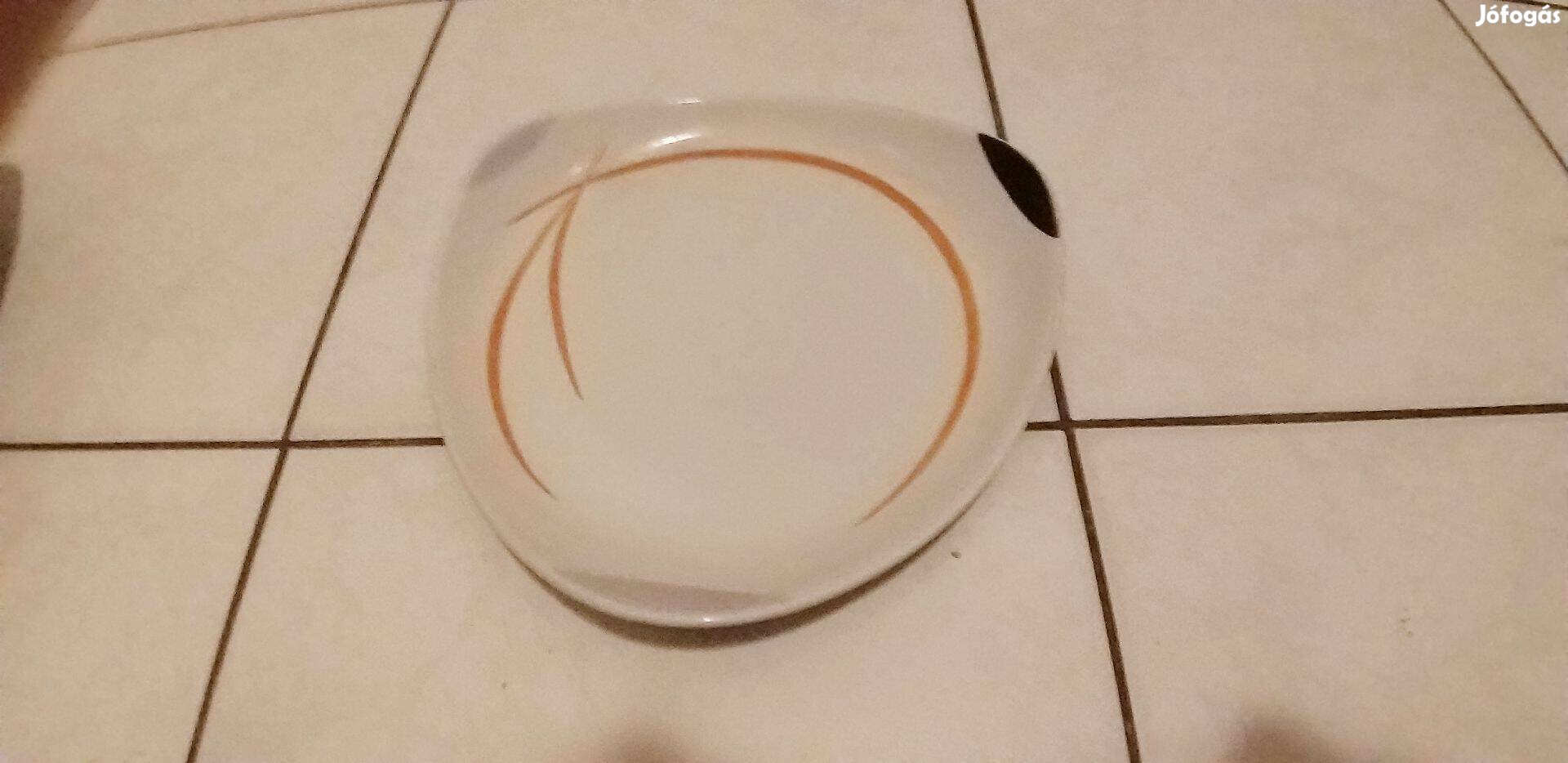 Hollóházi porcelán tányér