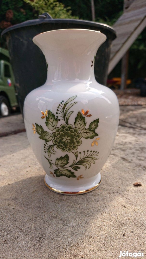 Hollóházi porcelán váza, Anna mintás: fehér alapon zöld, arany virágok
