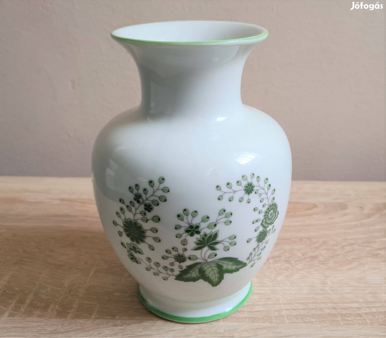 Hollóházi porcelán váza virágmintás