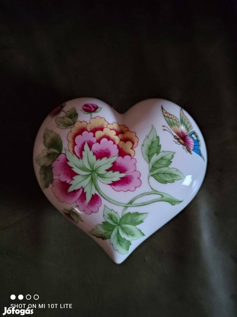 Hollóházi szív alakú Hortenzia mintás bonbonier lepkével