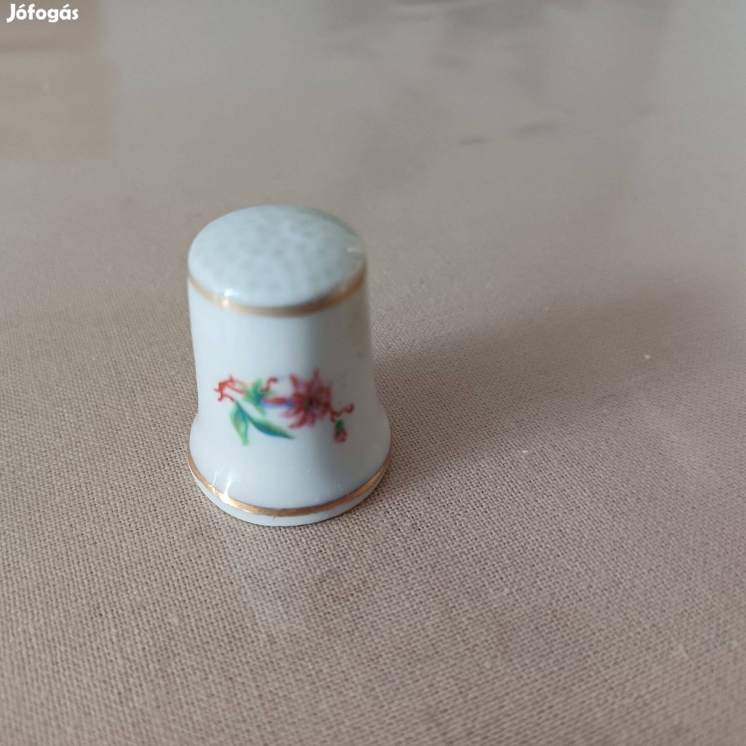 Hollóházi virágmintás porcelán gyűszű