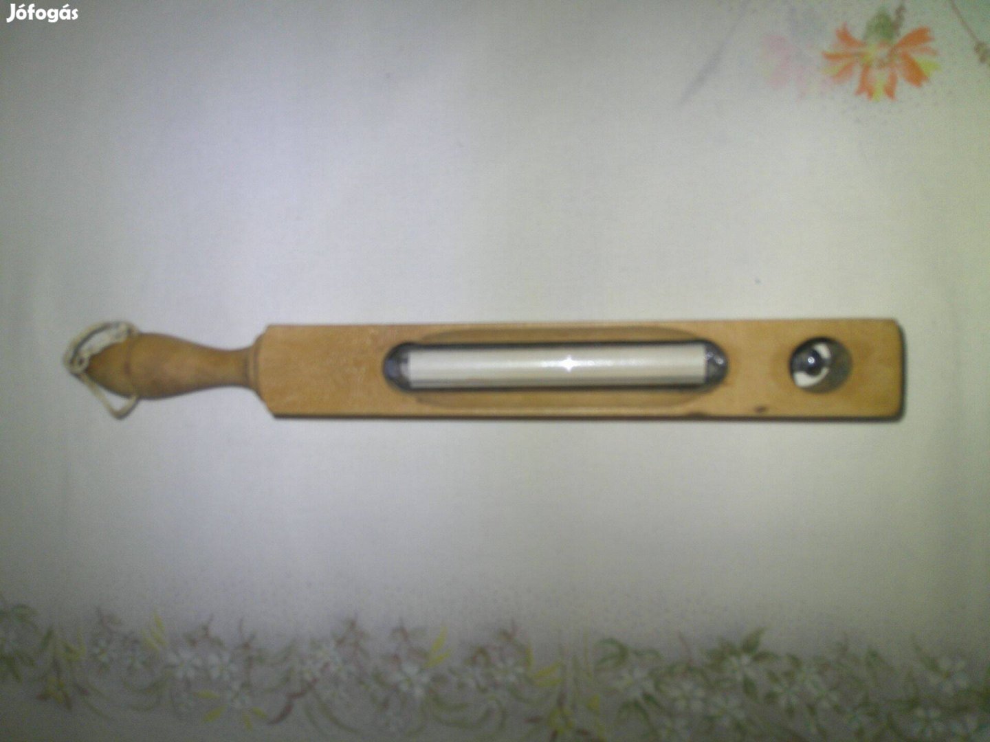 Hőmérő fa foglalatban