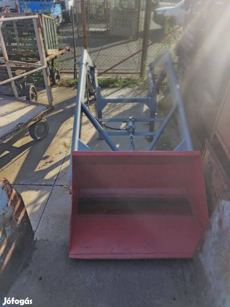 Homlokrakódó MTZ trakorhoz