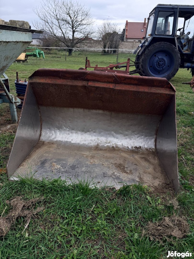 Homlokrakodó kanál