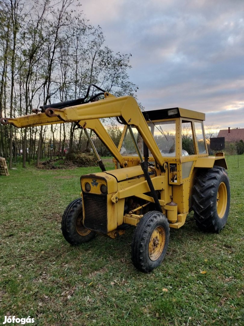 Homlokrakodó traktor Massey Ferguson 