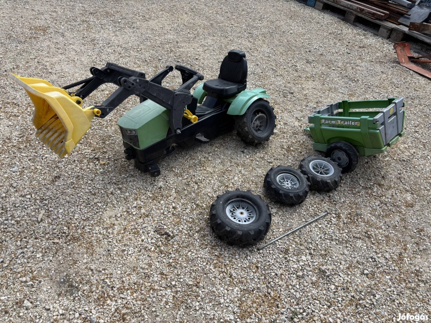 Homlokrakodós gyerek pedálos traktor gumikerekű