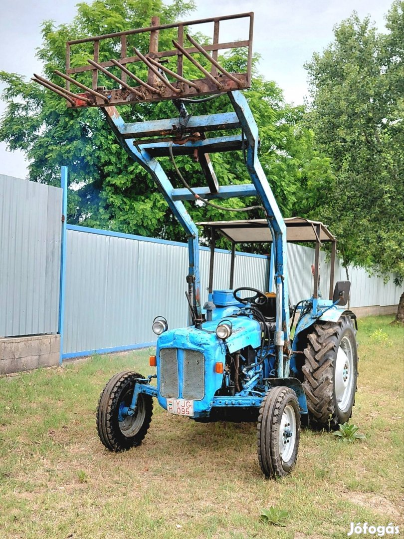 Homlokrakodos traktor piros rendszámos eladó