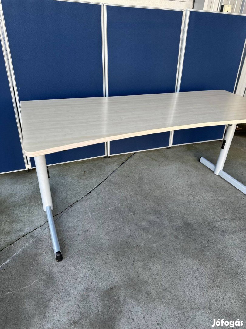 Homorú íróasztal, juhar színű,180x180cm, Steelcase- állítható magasság