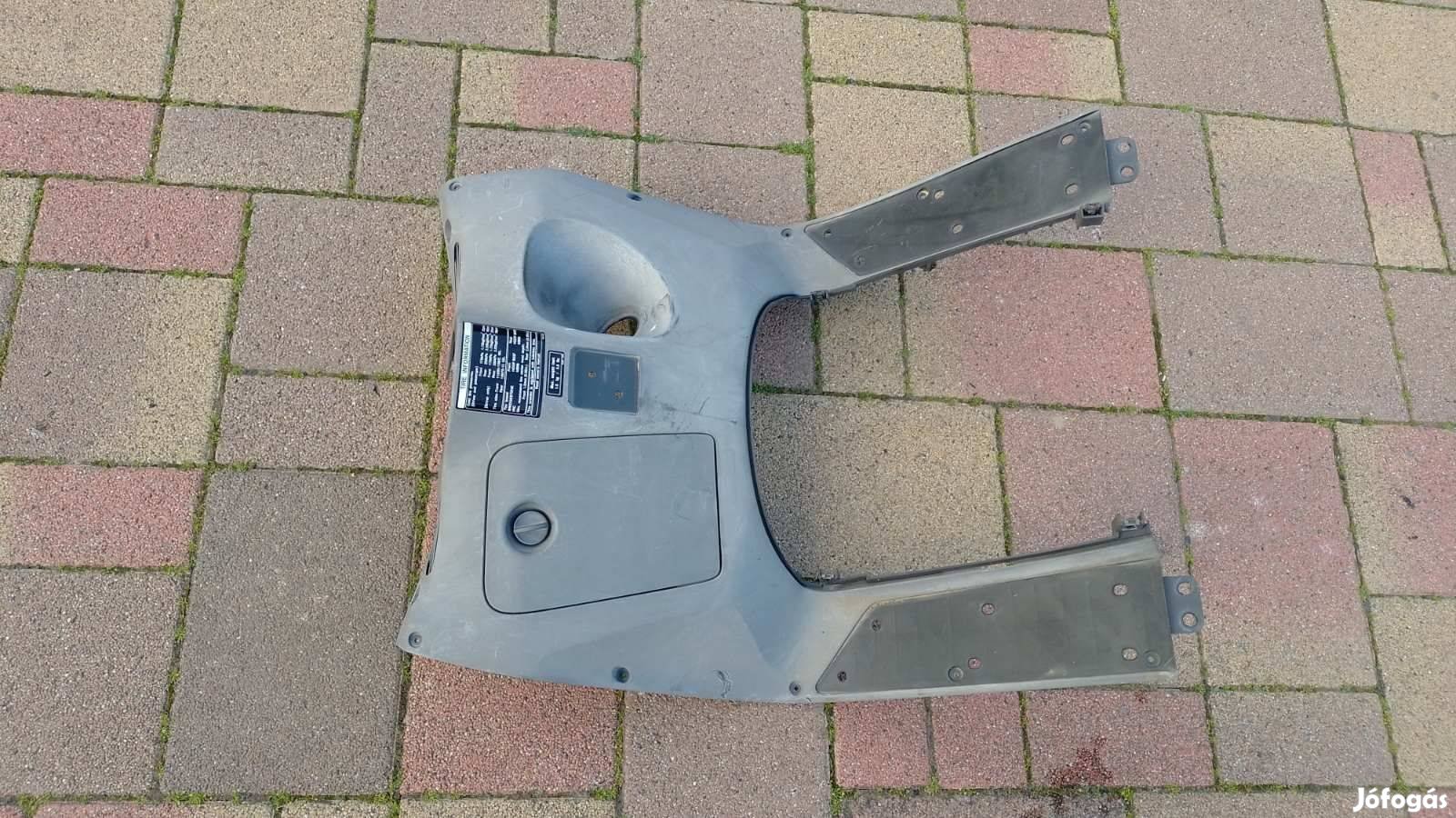 Honda Fes 125-150 Pantheon 2003-2005 térdidom