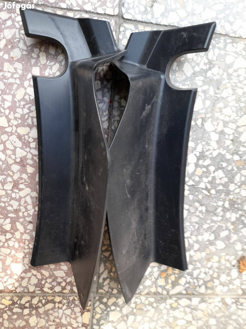 Honda Jazz hibrid hátsó lámpavédő műanyag eladó