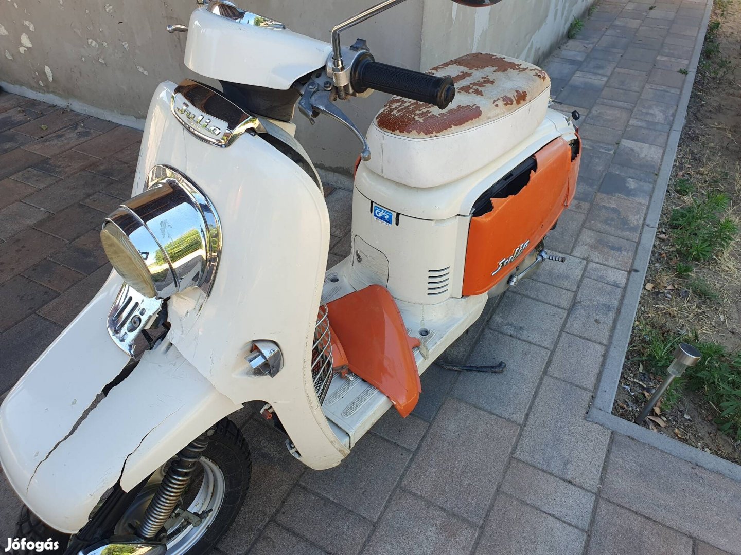 Honda Julio robogó sérűlt üzemképtelen.