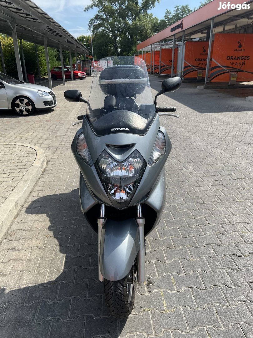 Honda Silver Wing 600 turarobogó