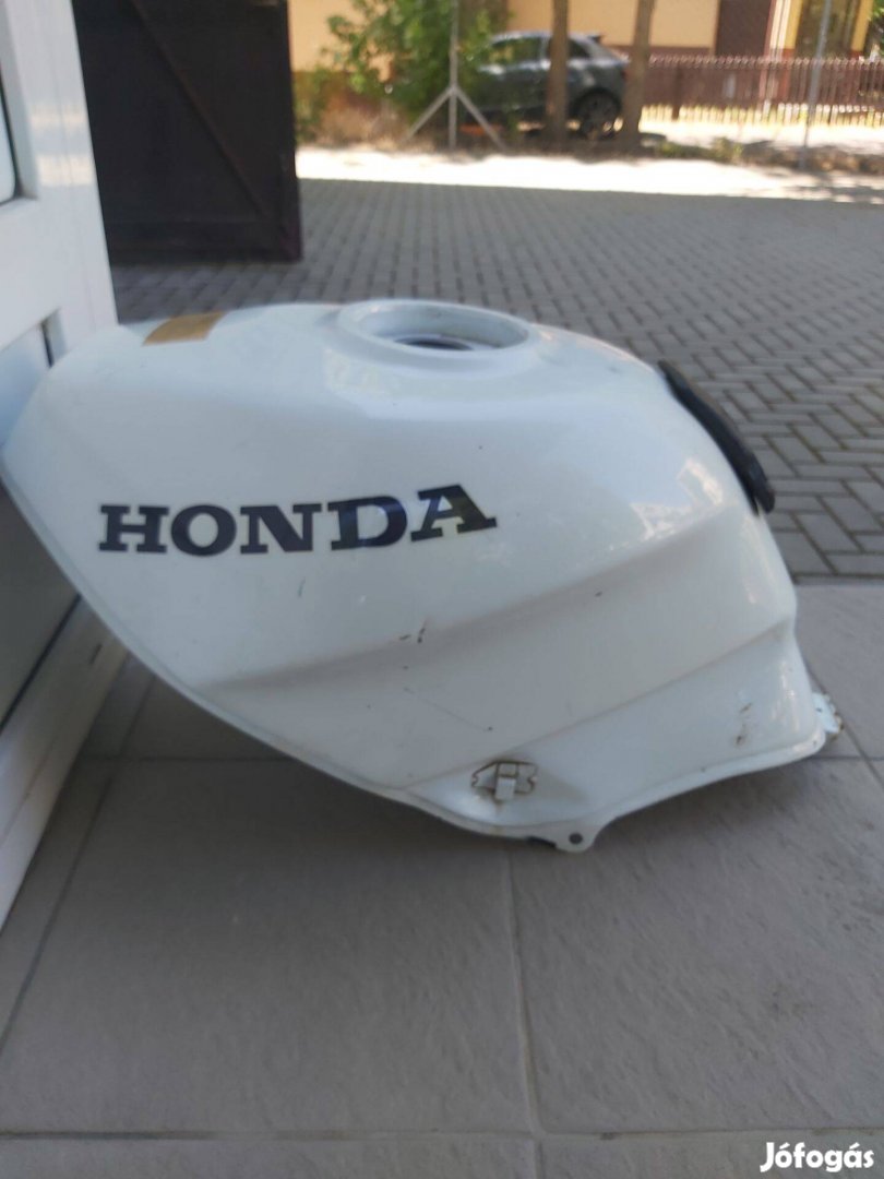 Honda VFR tank. Jobb oldalán sérült. Belül rozsdamentes