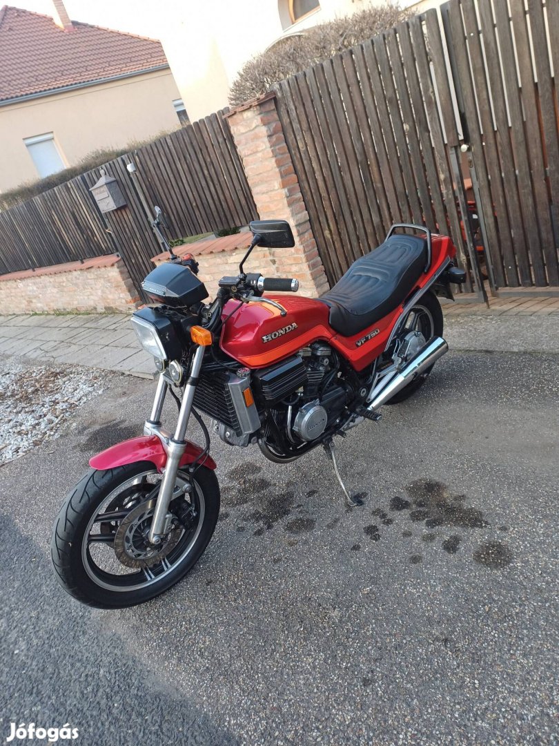 Honda VF 750 Sabre alkatrésznek.