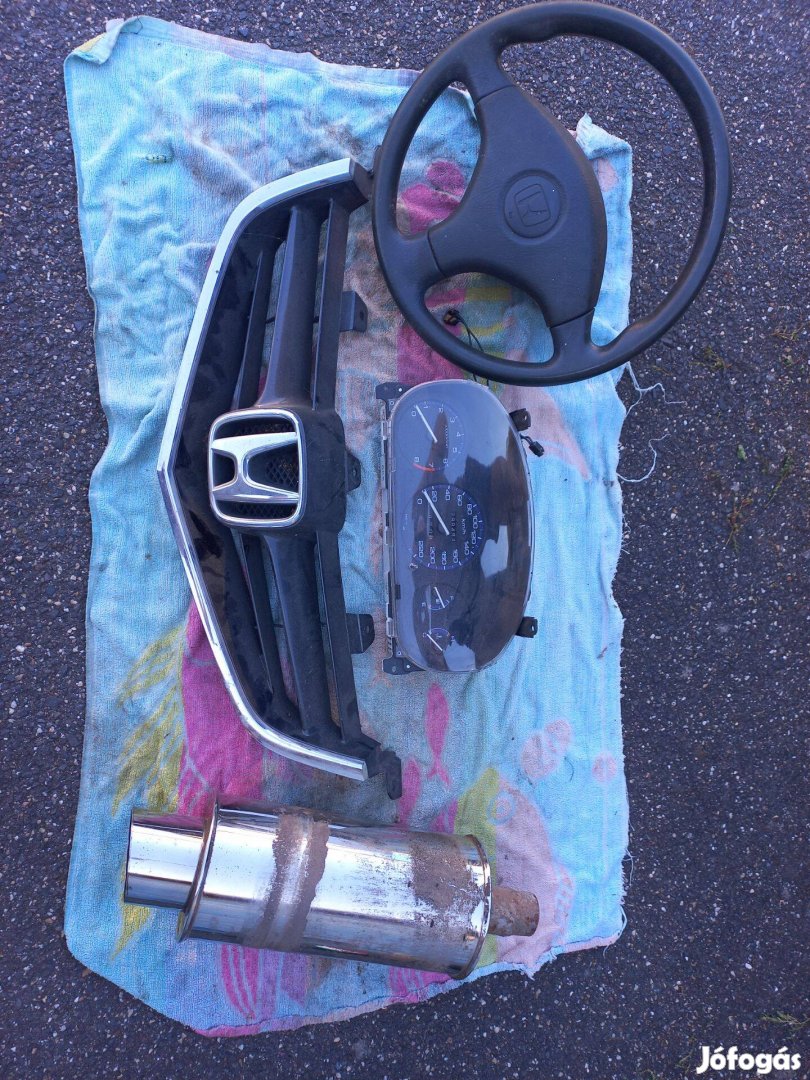 Honda alkatrészek, hütőrács stb