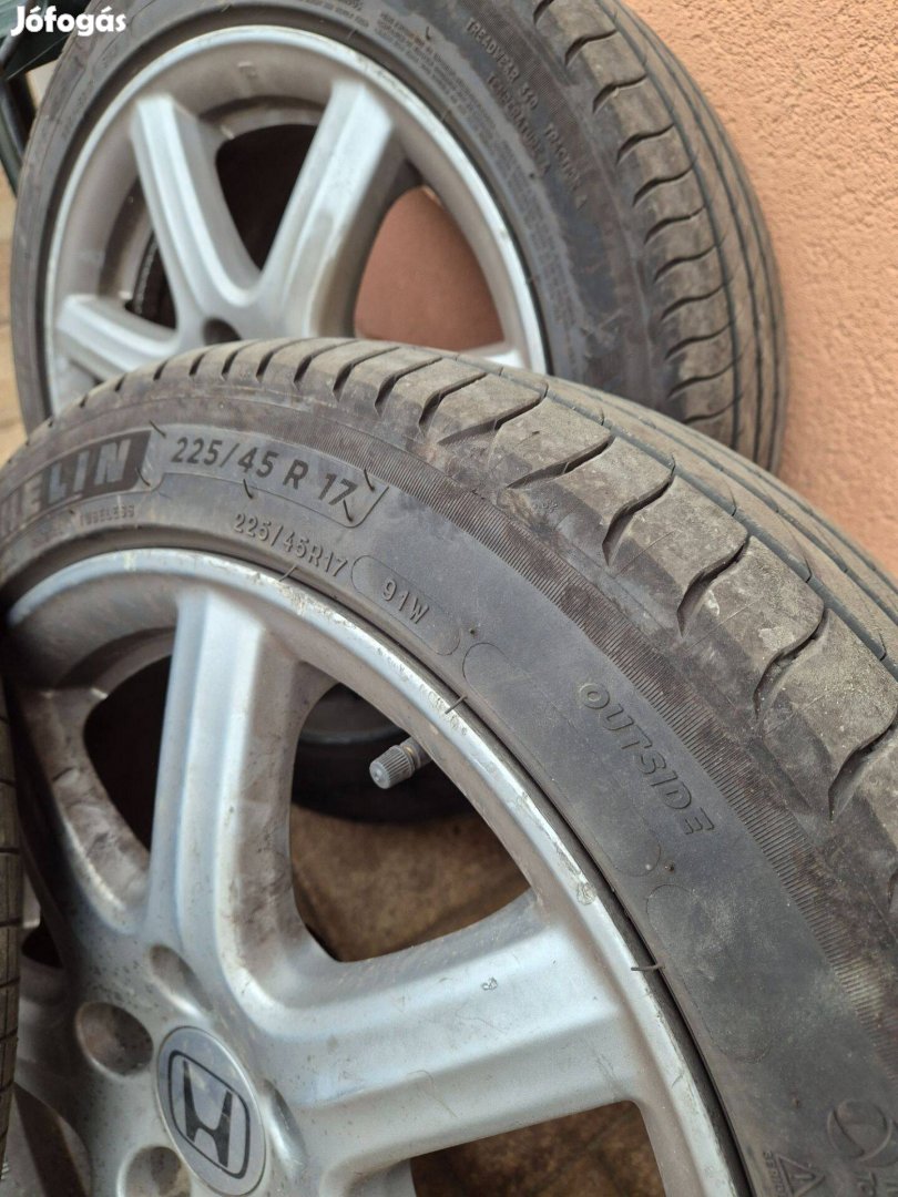 Honda felni gumival eladó