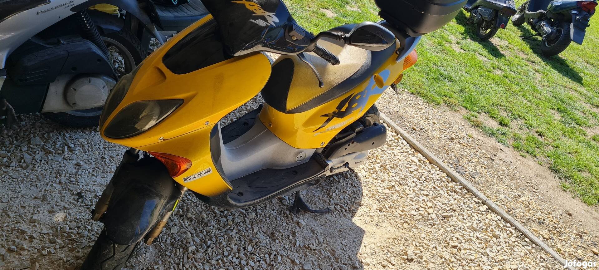 Honda x8r bontott alkatrészek