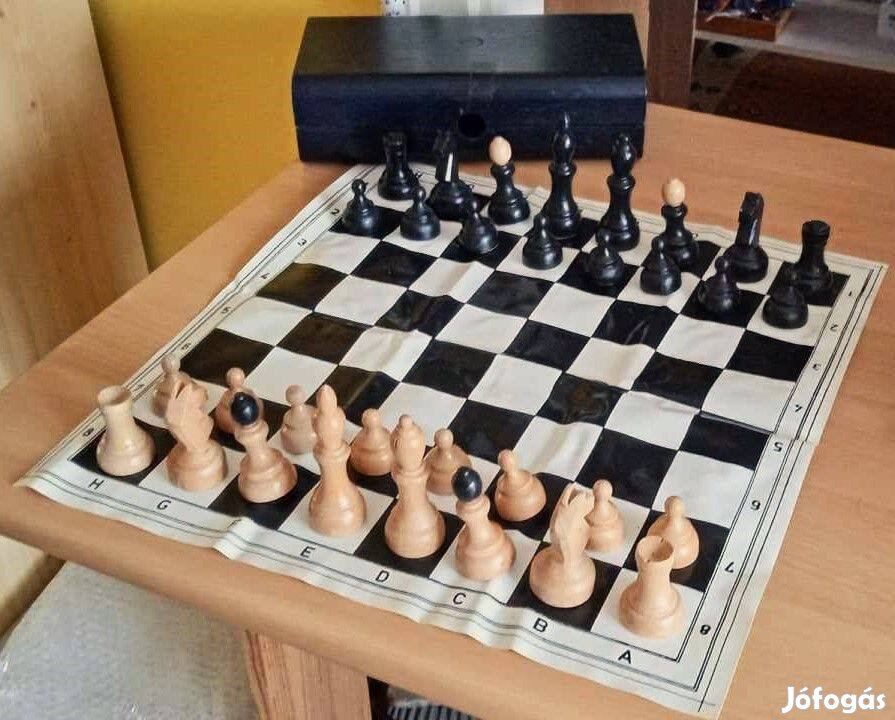 Hordozható fa sakk készlet, bakelit dobozban
