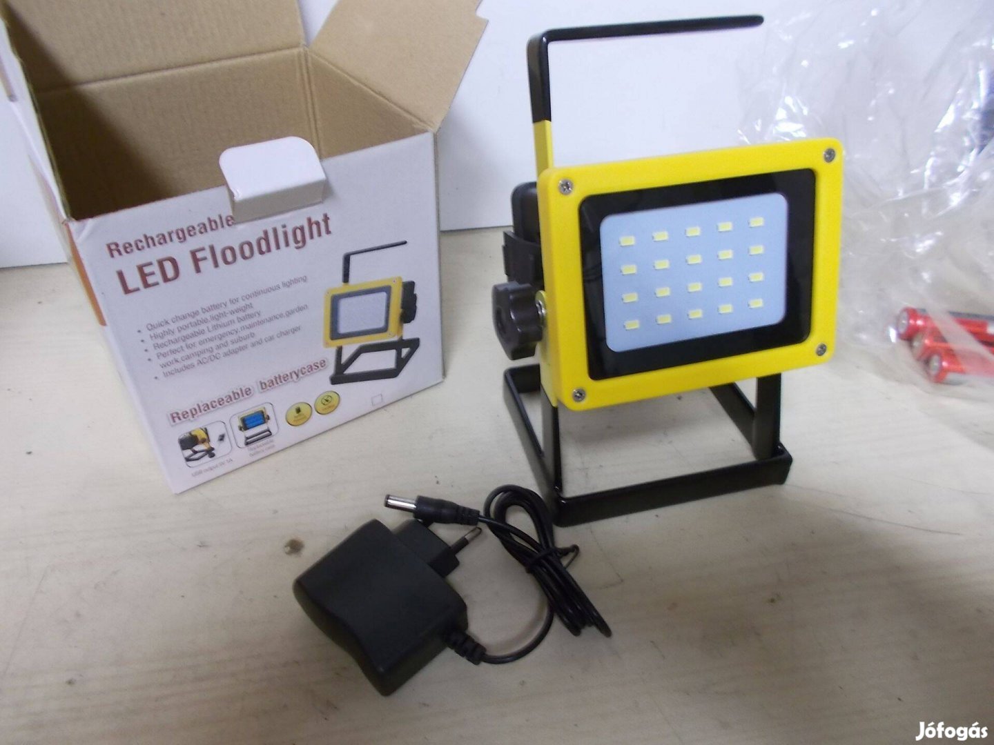 Hordozható led reflektor változtatható fényerősséggel / akkumulátoros
