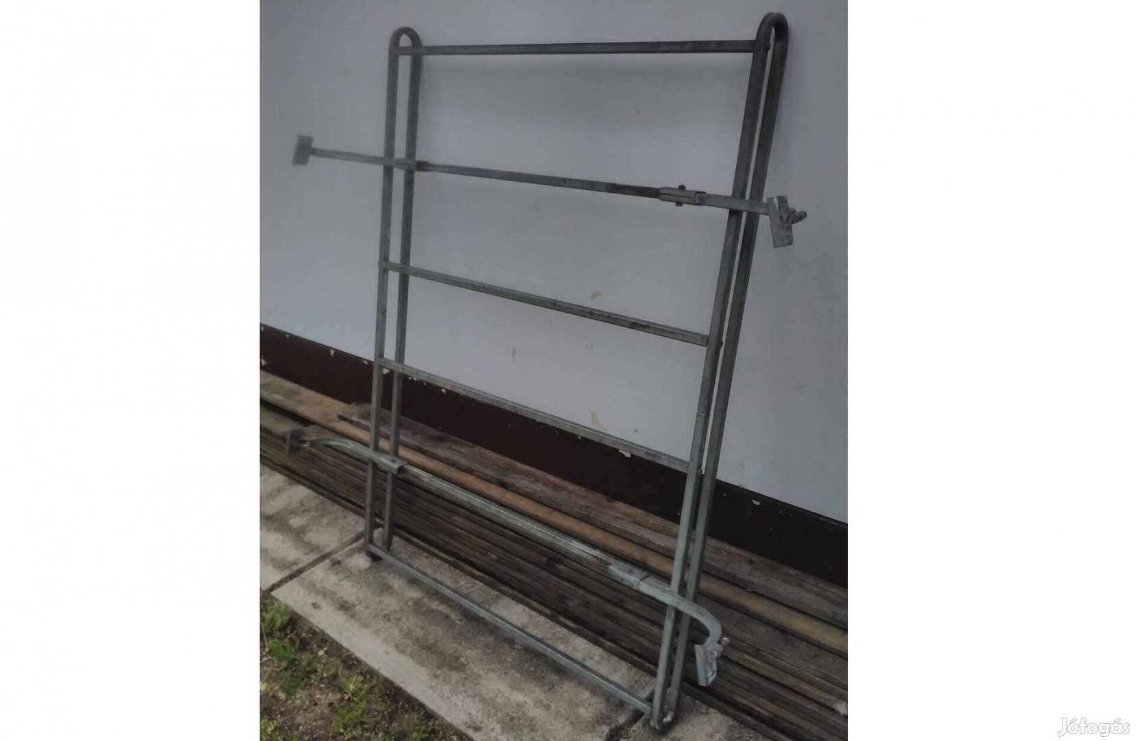 Horganyzott csomagtartó