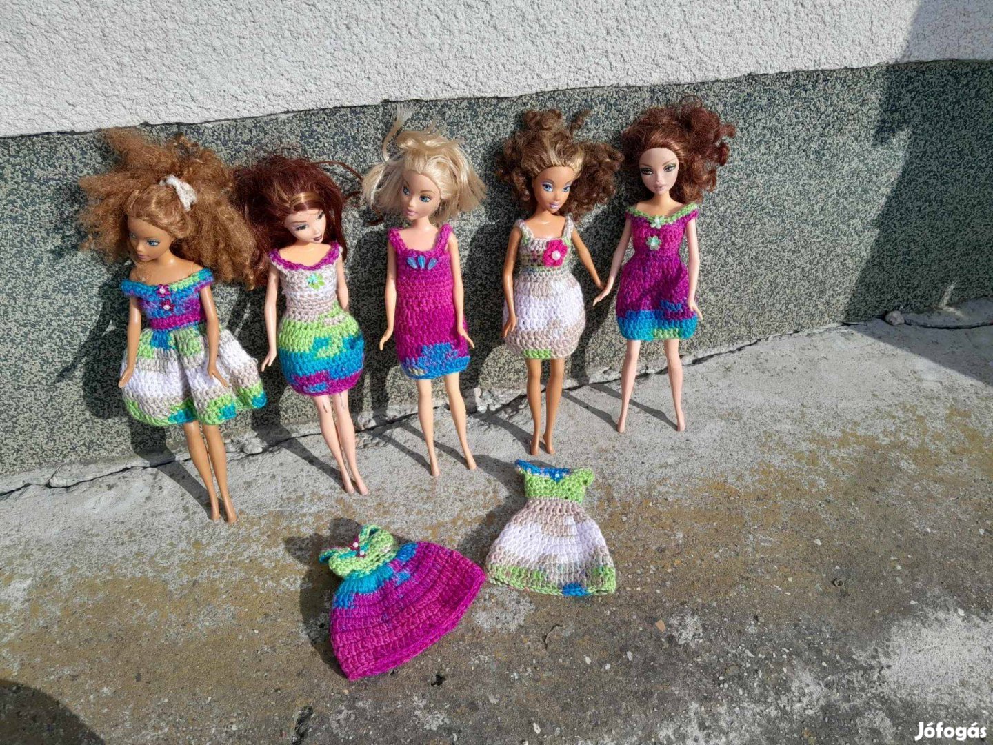 Horgolt színátmenetes ruhák Barbie típusú játékbabáknak. Új