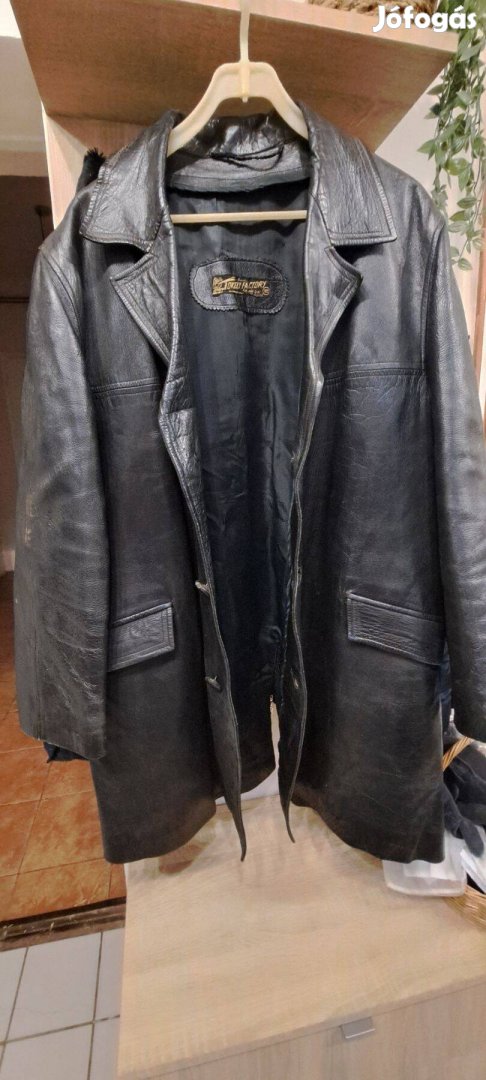 Hosszú fekete férfi bőrkabát