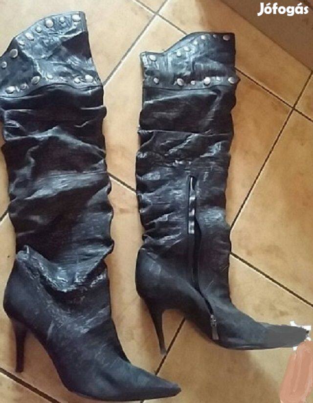 Hosszú szárú szegecses bőrcsizma