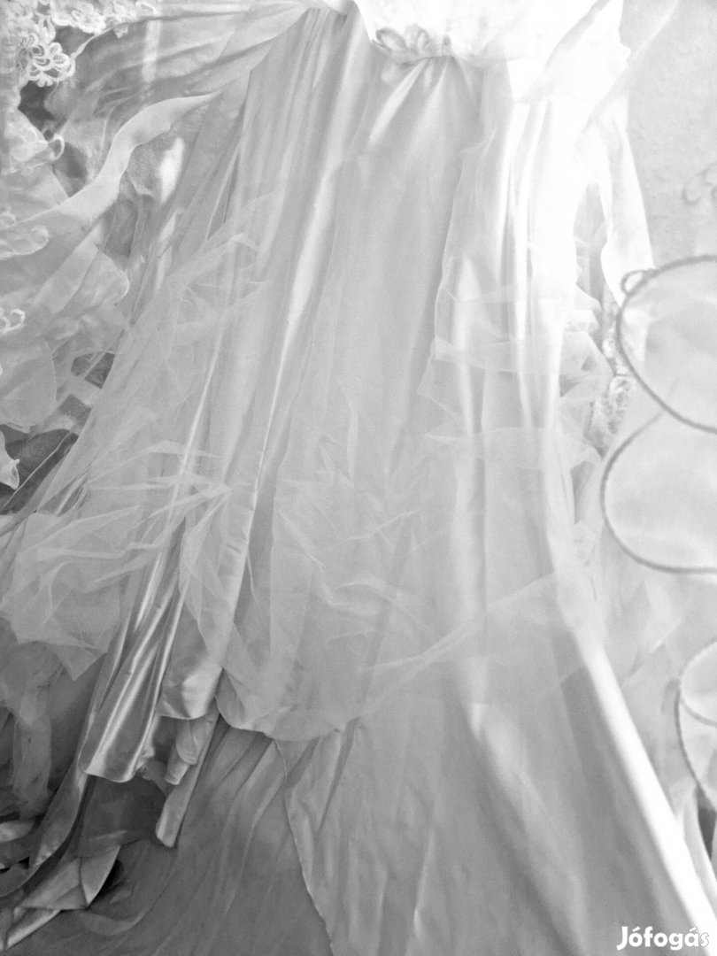 Hosszú uszalyos menyasszonyi ruha 