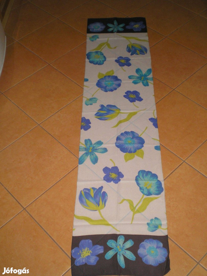 Hosszúkás alakú szép kékes virágokkal női vékony sál stóla
