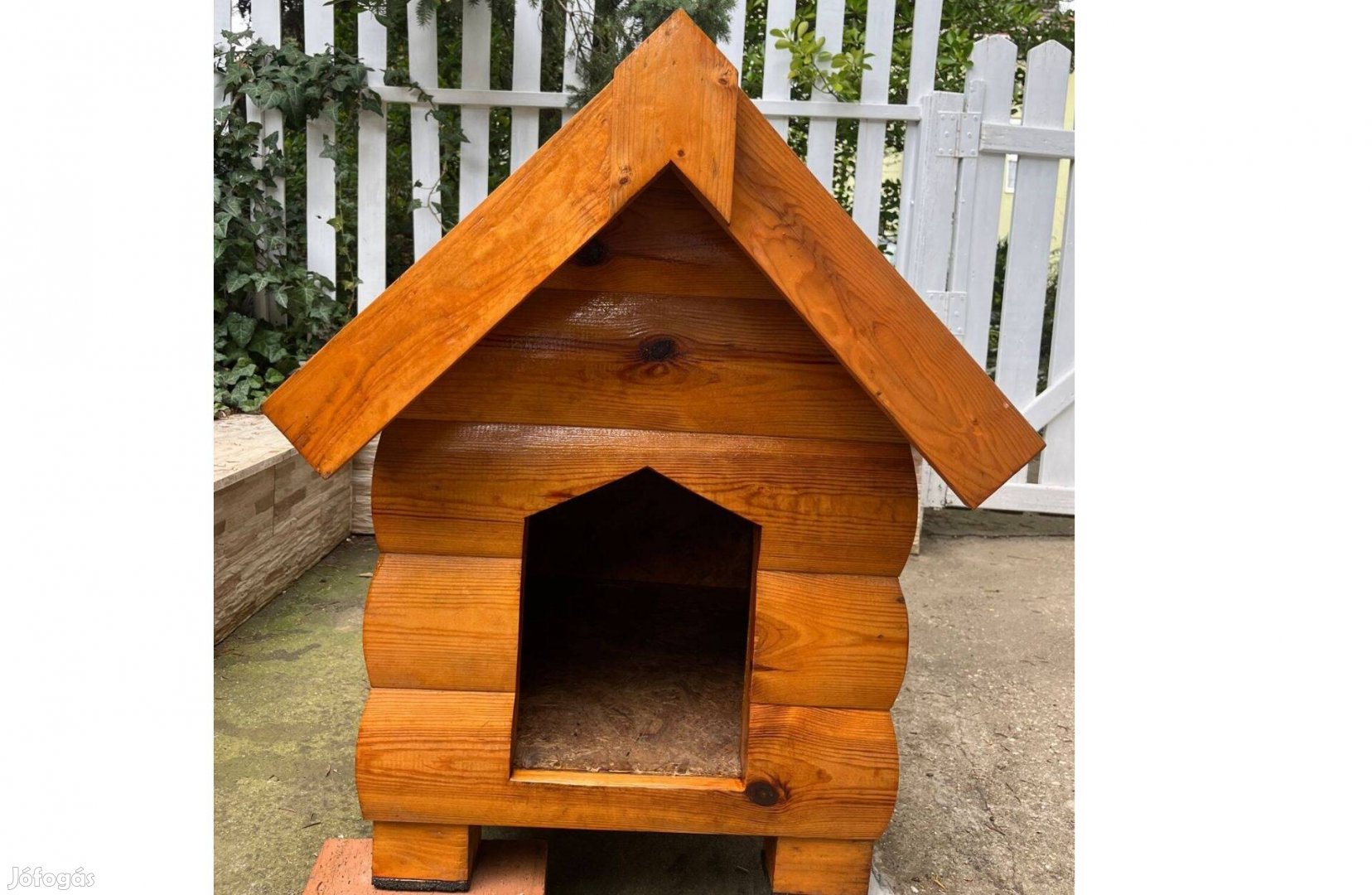 Hőszigetelt, zsindelyes, közepes méretű kutyaház újszerű