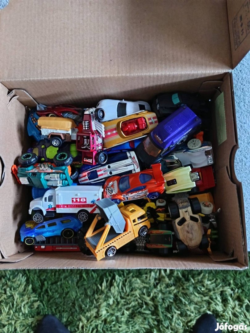 Hot wheels kisautók egy doboz rengeteg eladó egyben