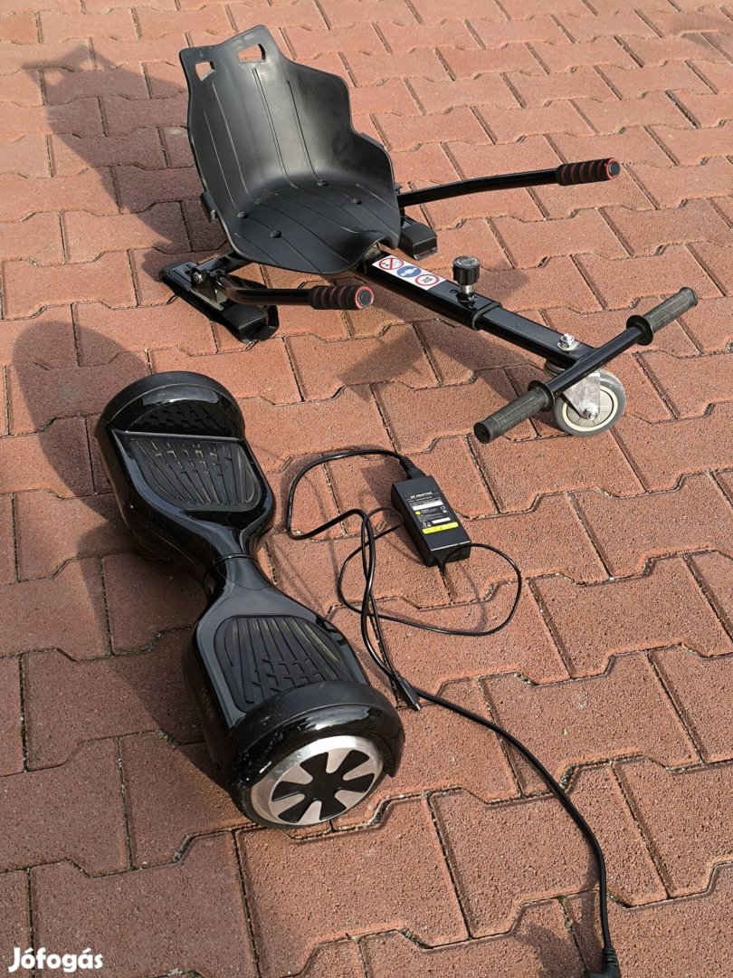 Hoverboard, egy hozzá tartozó gokart felépítménnyel.