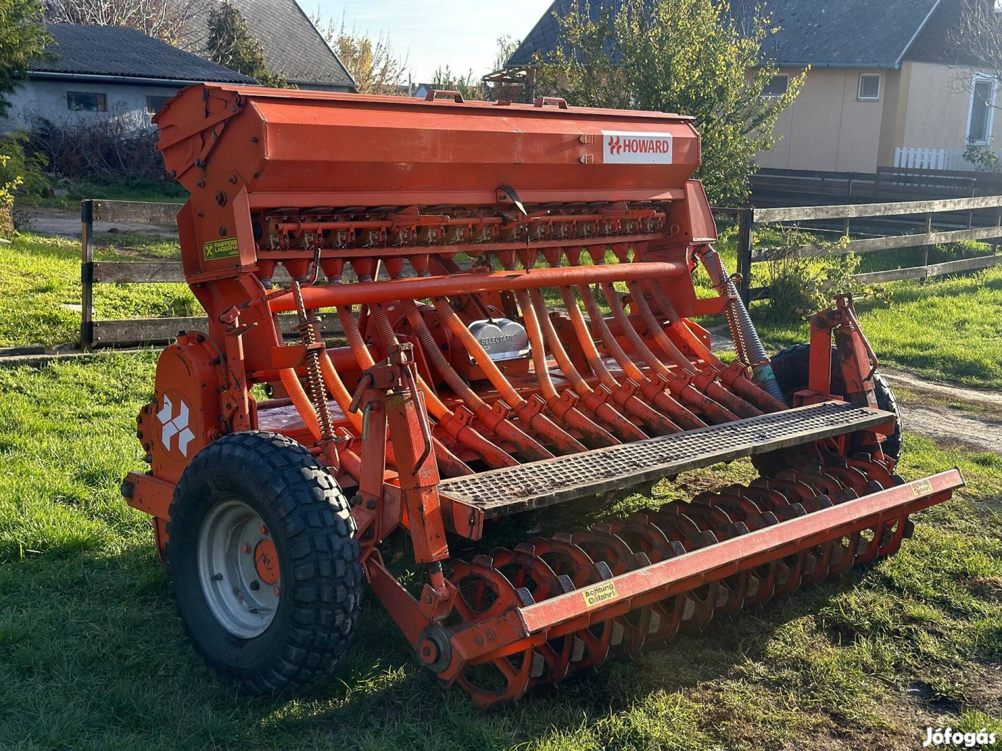 Howard Rotavator 210 talajmaró-vetőgép kombináció