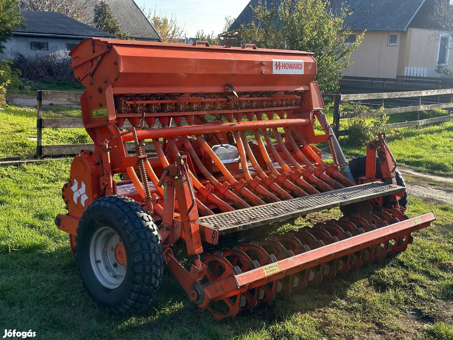 Howard Rotavator 210 talajmaró-vetőgép kombináció