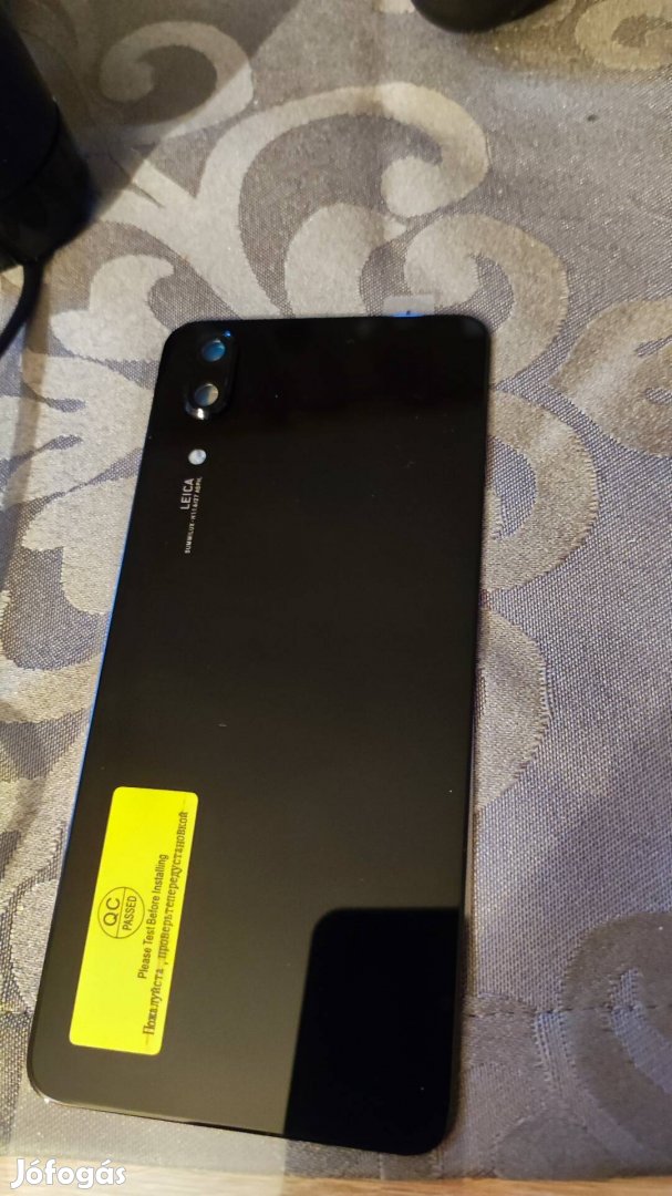 Huawei p20 hátlap öntapadós ragasztóval ellátva.