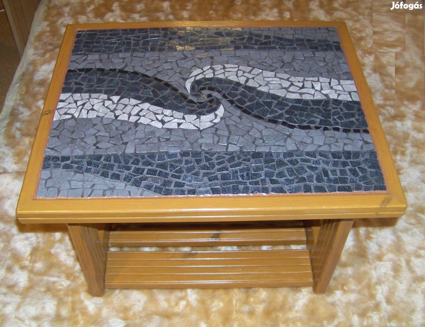 Hullámok: Mozaikozott asztal, valódi fa, görgős, dohányzóasztal, új